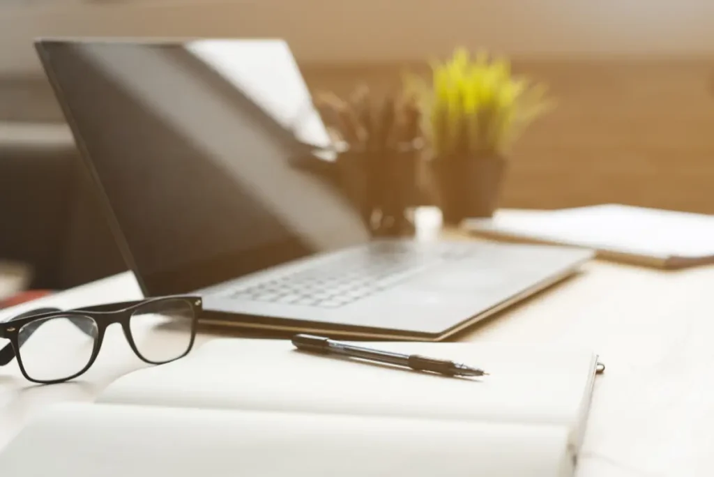 Artificial separation - pomysły klientów, które nie zawsze są trafne. office desktop with laptop analytics