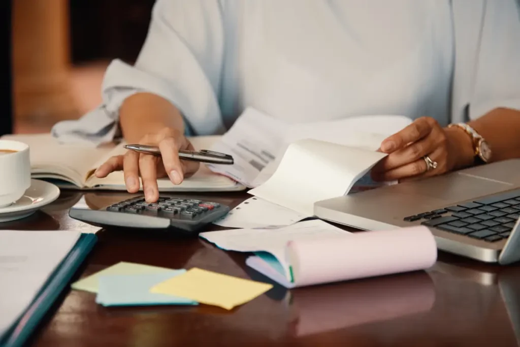 entrepreneur working with bills (1)